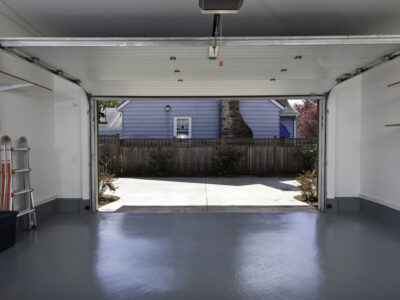 Deur van opgeruimde garage staat open